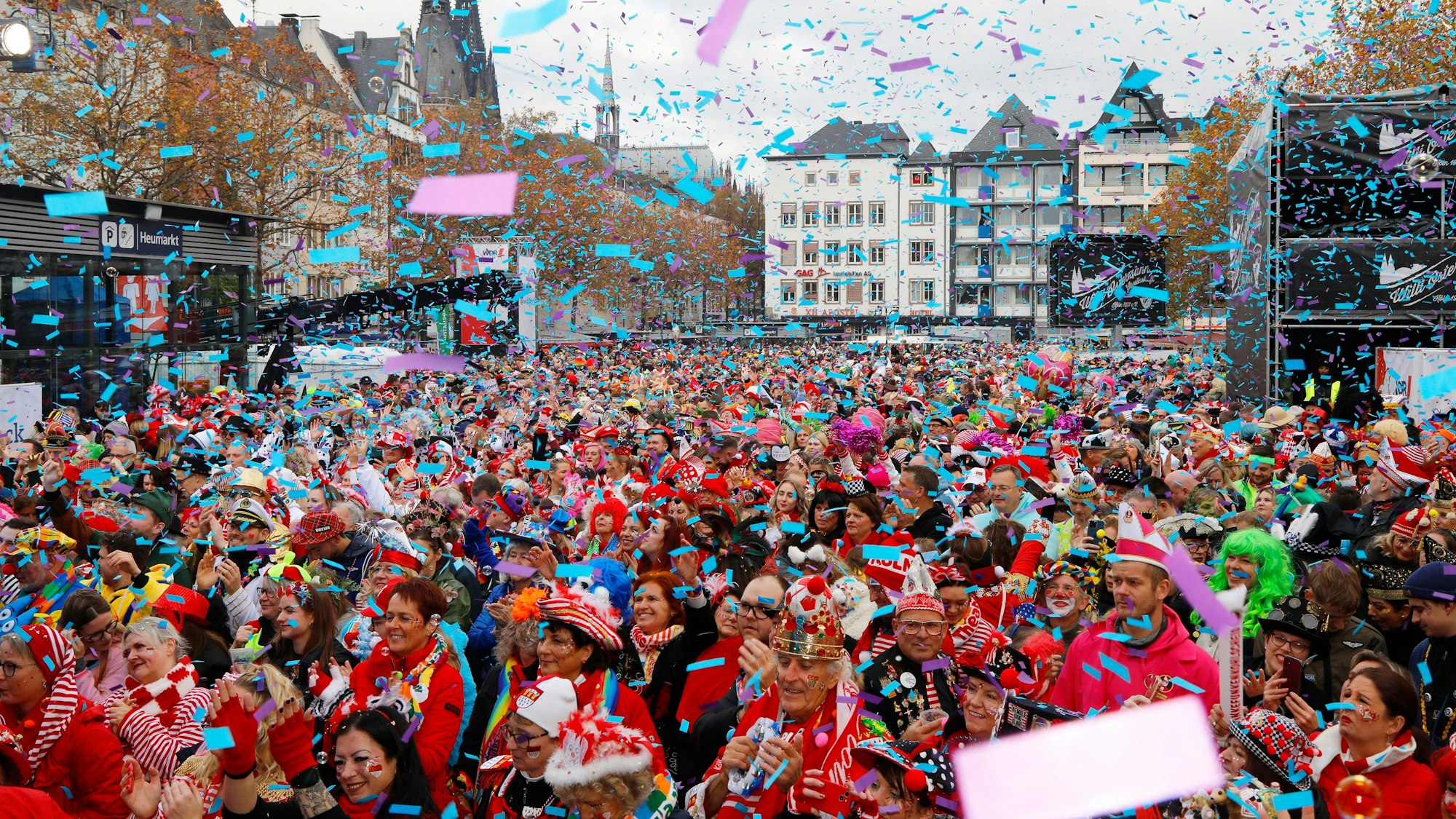 Der Auftakt zur Karnevalssession auf dem Heumarkt. Um 11:11 Uhr startet man hier in die neue Session.