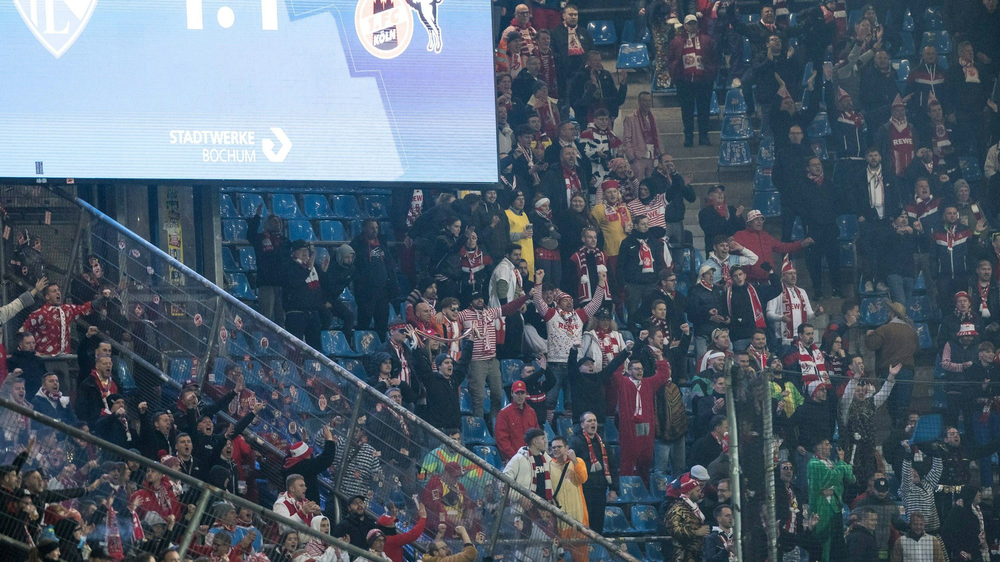 VfL Bochum gegen 1. FC Köln: Einige Plätze sind im Kölner Block leer geblieben, nachdem die aktive Fanszene nach einem Polizeieinsatz geschlossen abgereist ist.