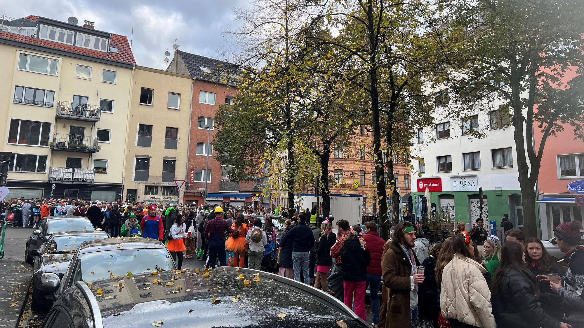 Das Chlodwig Eck ist schon kaum mehr zu sehen, so lange ist die Schlange davor kurz vor Eröffnung um 10 Uhr.