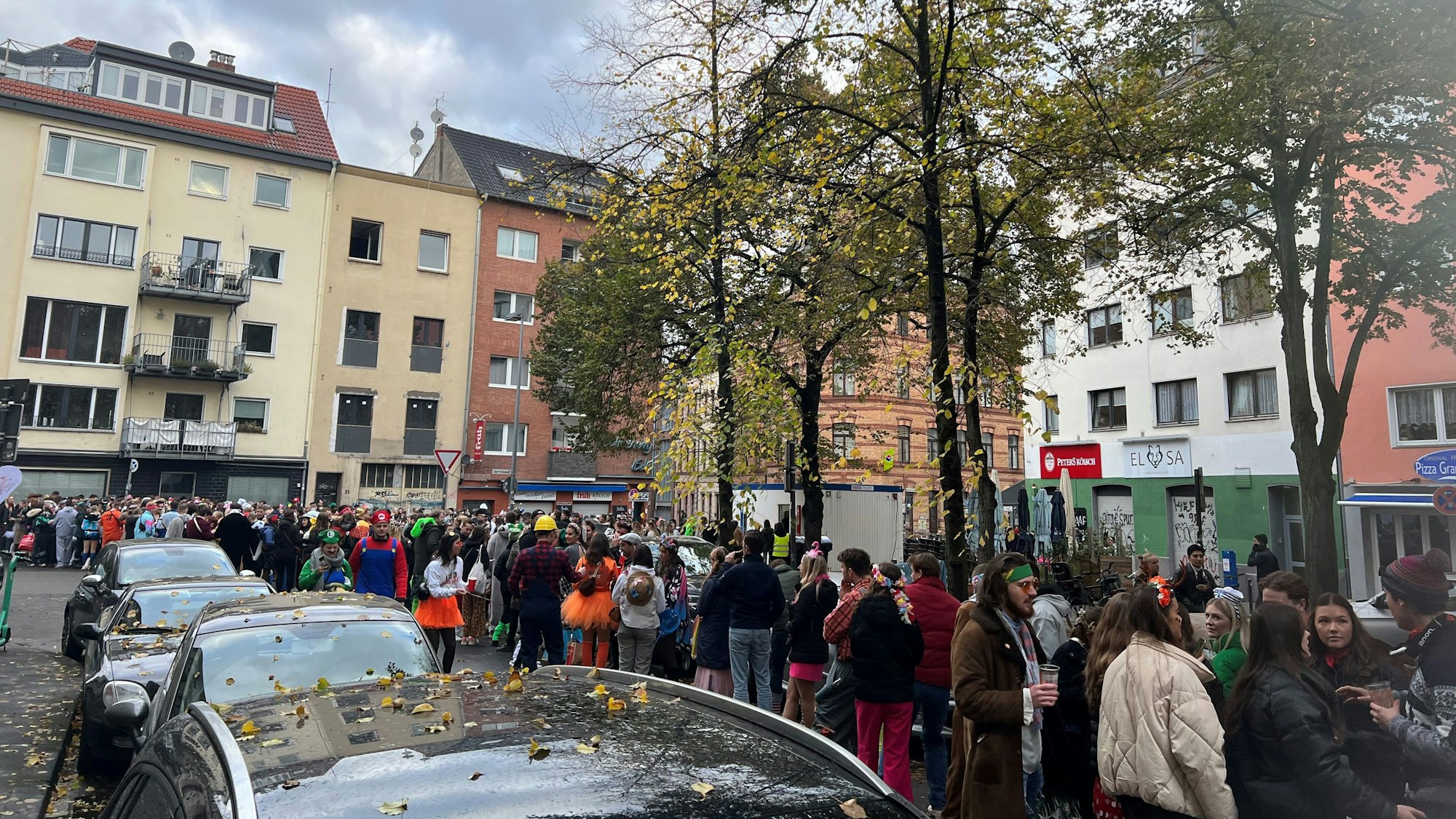 Das Chlodwig Eck ist schon kaum mehr zu sehen, so lange ist die Schlange davor kurz vor Eröffnung um 10 Uhr.