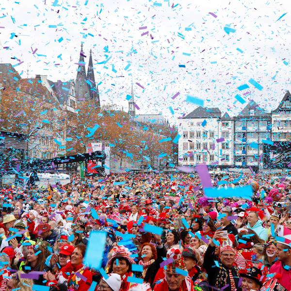 Eine Menschenmenge feiert auf dem Heumarkt in Köln.
