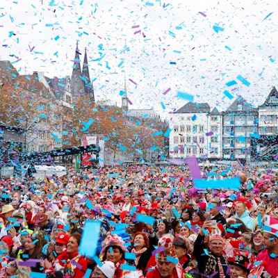 Eine Menschenmenge feiert auf dem Heumarkt in Köln.