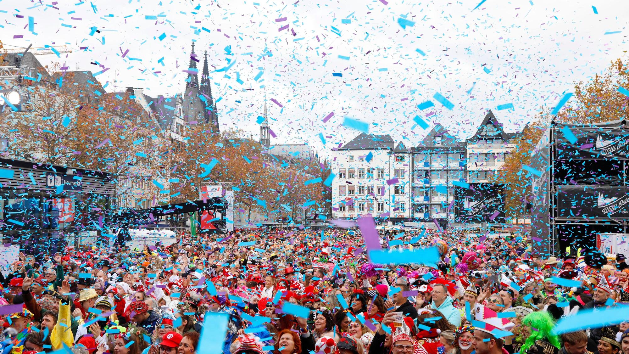 Eine Menschenmenge feiert auf dem Heumarkt in Köln.