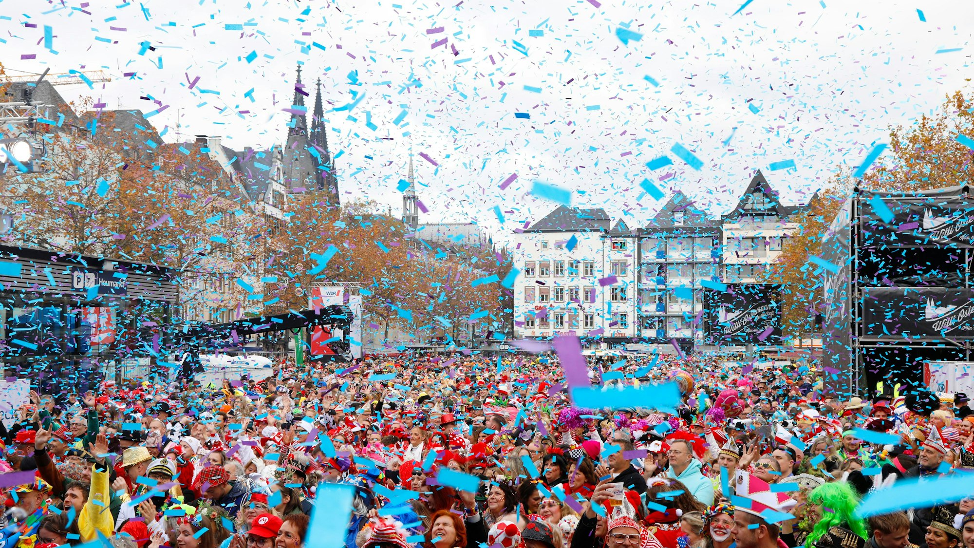 Eine Menschenmenge feiert auf dem Heumarkt in Köln.