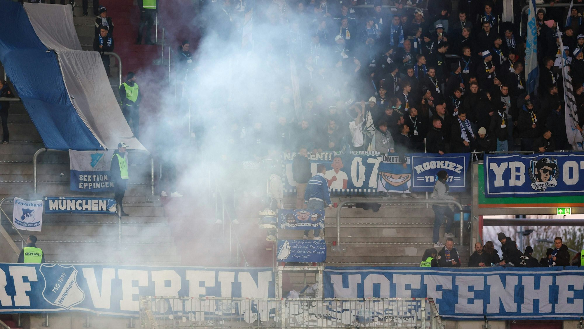 Hoffenheim Ultras zuenden Boeller, FC Augsburg vs. TSG 1899 Hoffenheim, Fussball, 1. Bundesliga, 11. Spieltag, 11.11.2023 DFB regulations prohibit any use of photographs as image sequences and/or quasi-video Augsburg Bayern Deutschland *** Hoffenheim Ultras zuenden Boeller, FC Augsburg vs TSG 1899 Hoffenheim, Football, 1 Bundesliga, 11 Matchday, 11 11 2023 DFB regulations prohibit any use of photographs as image sequences and or quasi video Augsburg Bayern Germany Copyright: xkolbert-press/ChristianxKolbertx