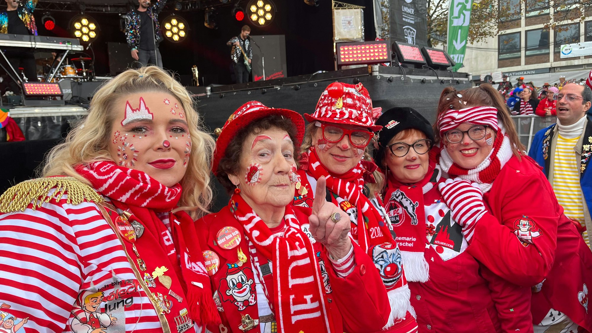 Edith Papke feiert den 11.11. stets mit ihren Töchtern Monika und Claudia und ihren Enkelinnen Laura und Silvia.