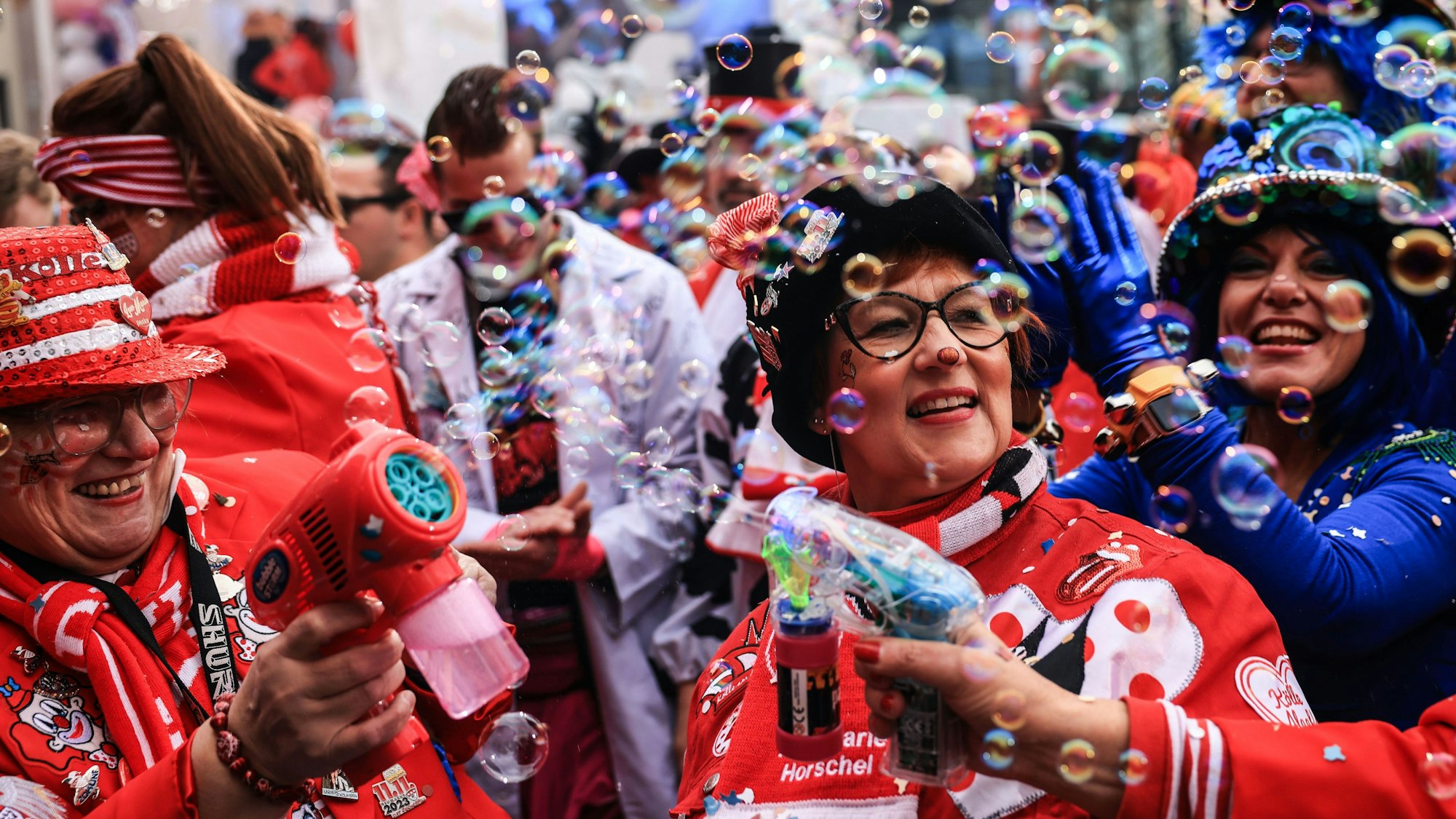 Karnevalisten feiern Karneval in Köln.