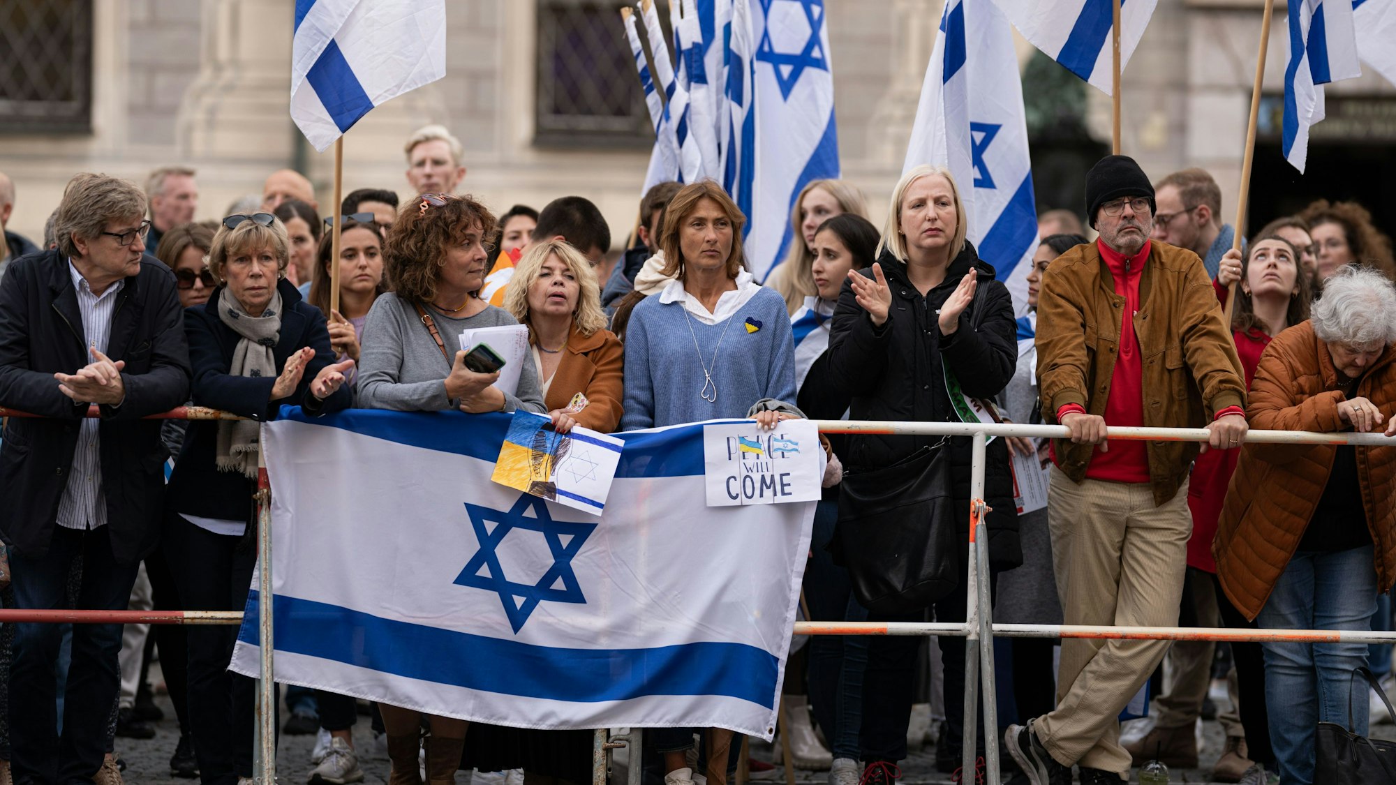 29.10.2023, Bayern, München: Teilnehmer der Kundgebung "Solidarität mit Israel - Gegen gegen Terror, Hass und Antisemitismus" blicken auf die Bühne. Foto: Lukas Barth/dpa +++ dpa-Bildfunk +++