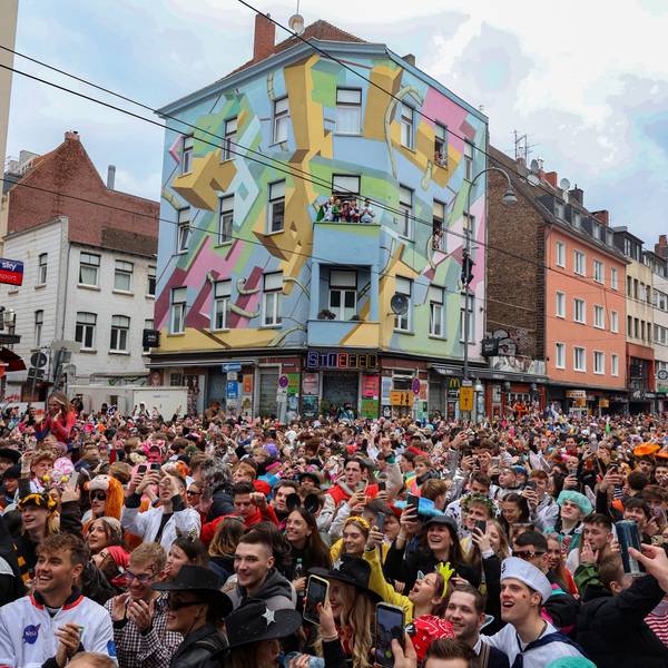 Massen an Menschen auf der Zülpicher Straße.