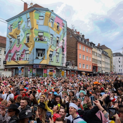 Massen an Menschen auf der Zülpicher Straße.