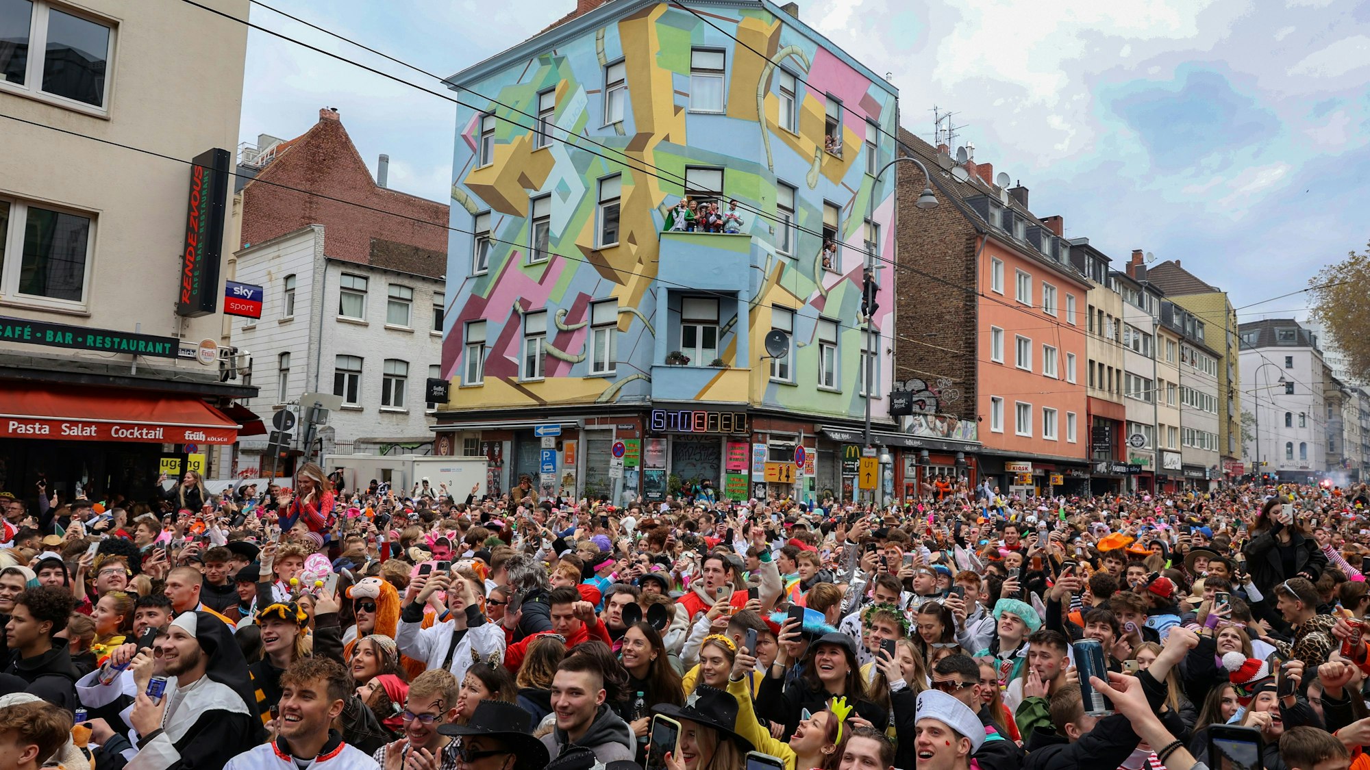 Die Zülpicher Straße ist voll mit Feiernden