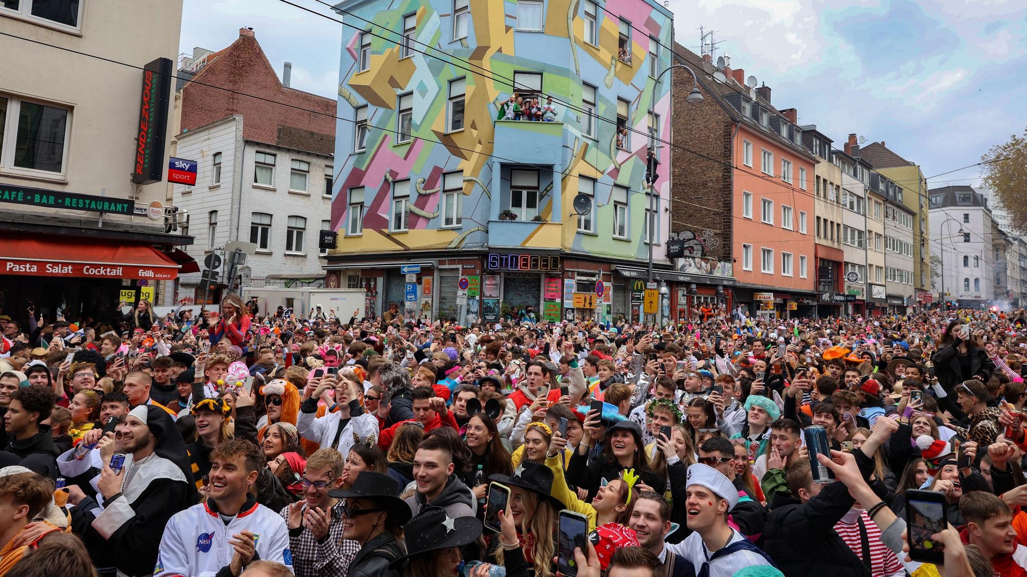 Viel Andrang: die Zülpicher Straße am 11.11.
