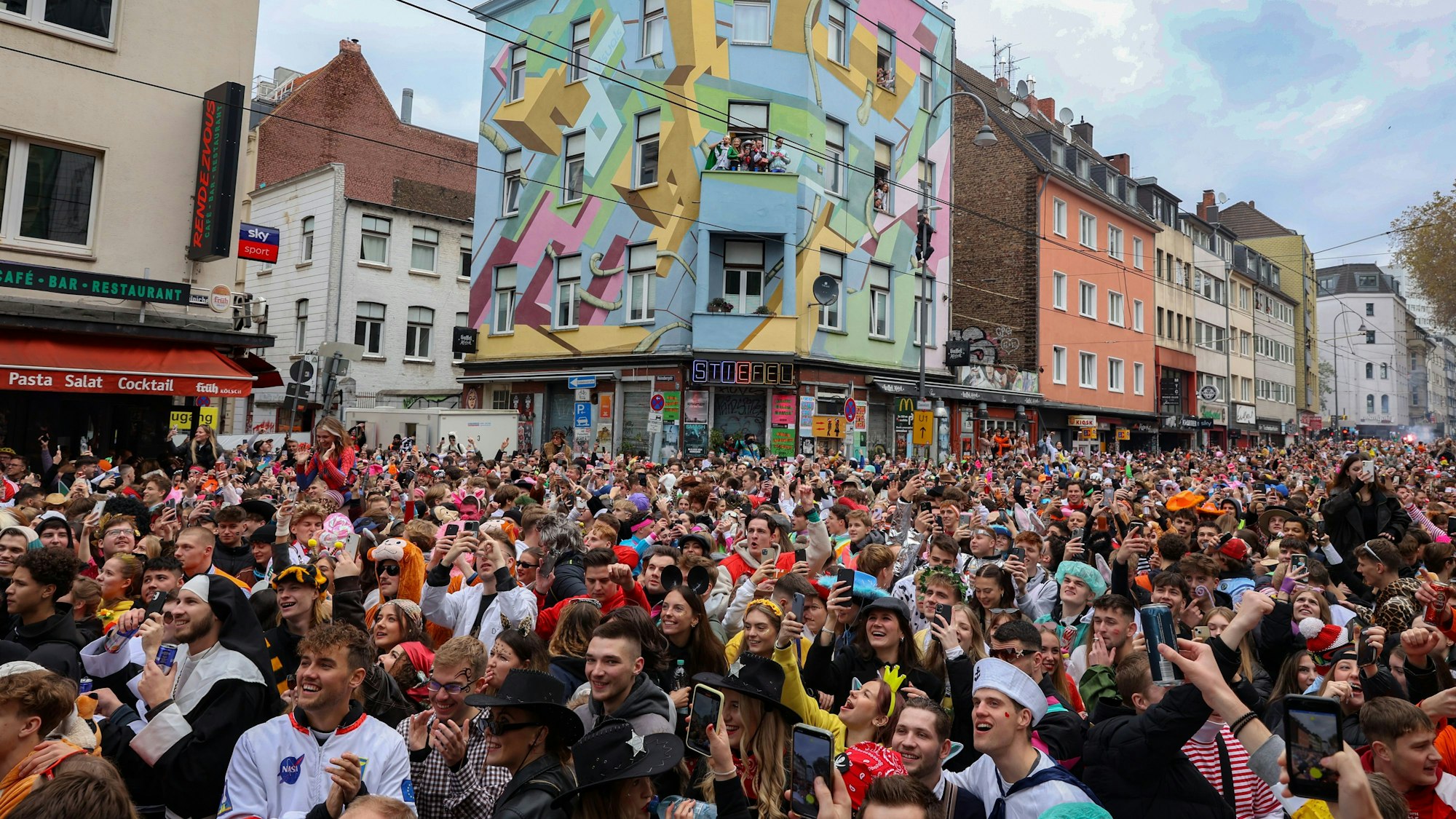 Feiernde auf der Zülpicher Straße