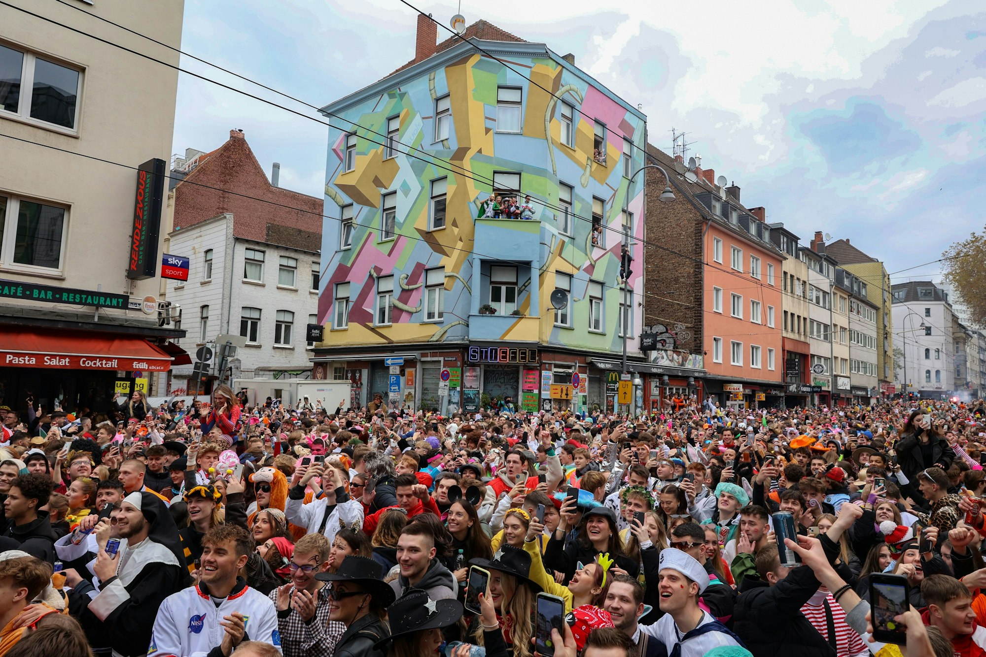 Sessionsauftakt des Kölner Karneval. Tausende Feiernde auf der Zülpicher Straße.