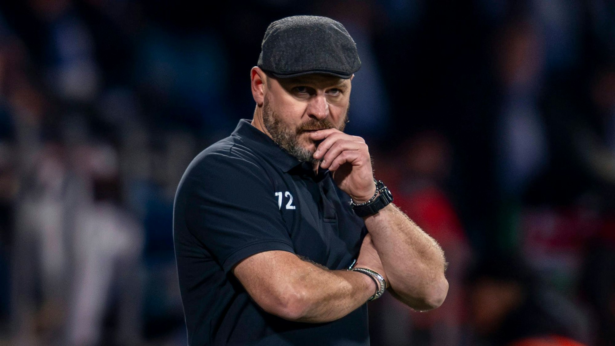 Baumgart steht überlegend am Spielfeldrand