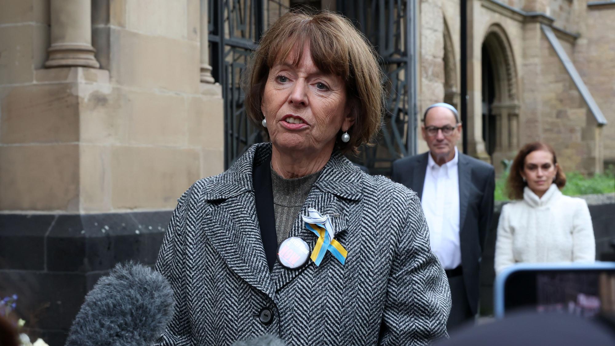 OB Henriette Reker an der Synagoge.