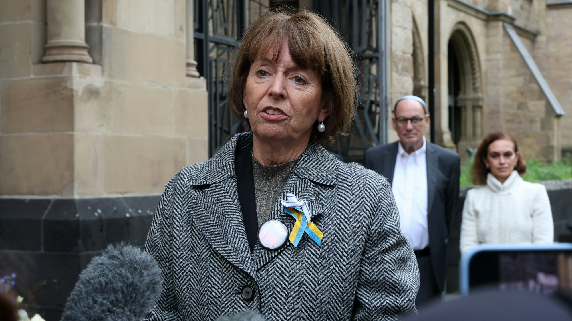 OB Henriette Reker an der Synagoge.