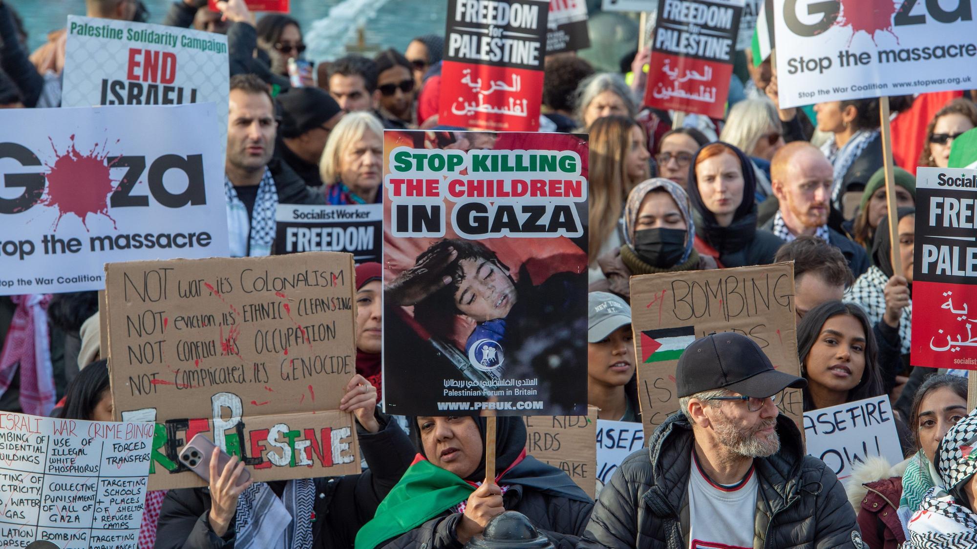 Pro-palästinensische Demonstranten versammeln sich am Trafalgar Square und fordern einen dringenden Waffenstillstand von Israel. (Archivbild)