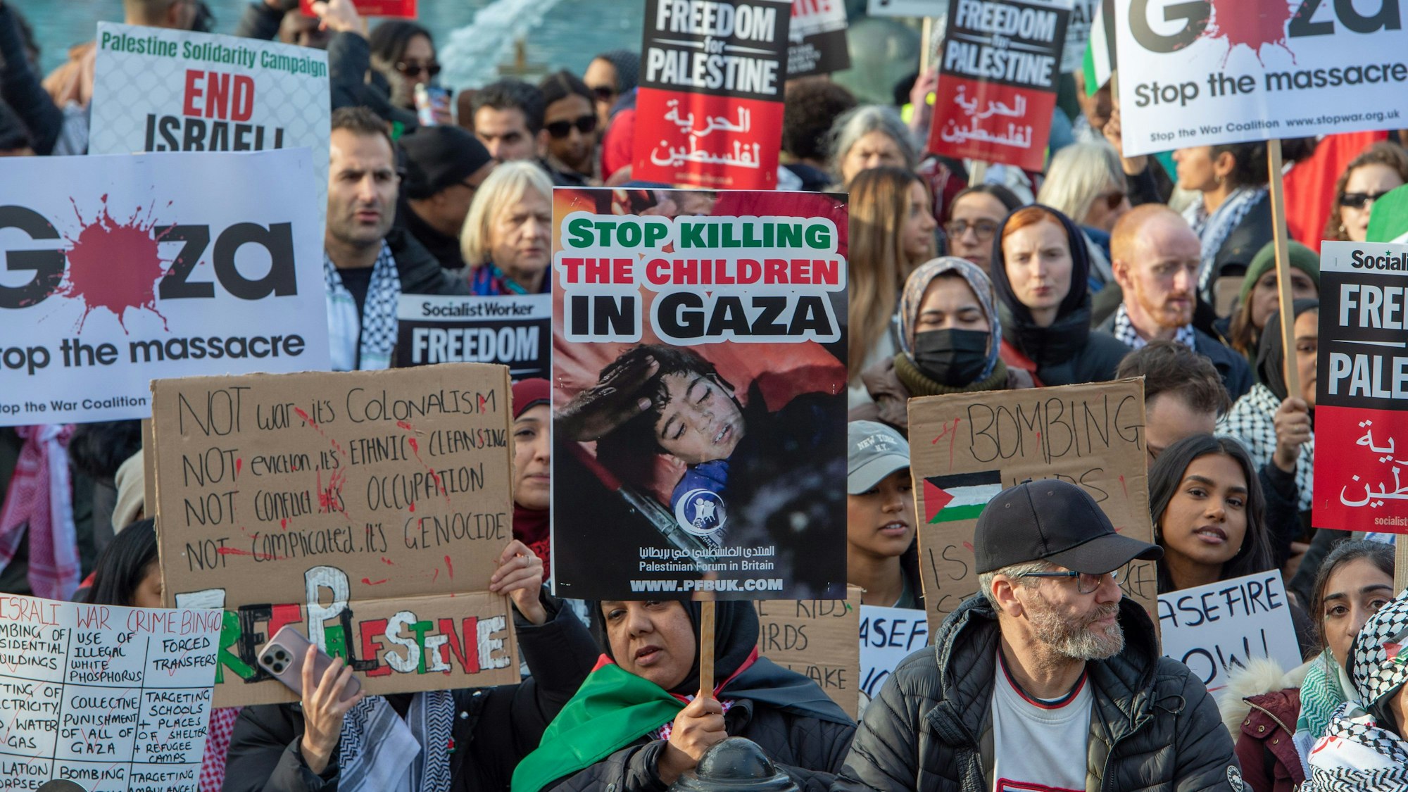 Pro-palästinensische Demonstranten versammeln sich am Trafalgar Square und fordern einen dringenden Waffenstillstand von Israel. (Archivbild)