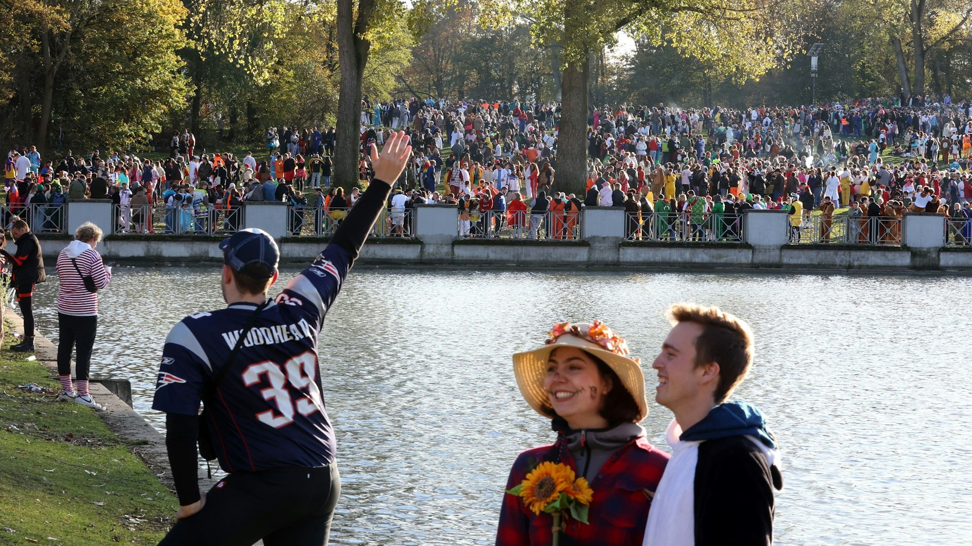 Menschen in Kostümen bevölkern den Aachener Weiher