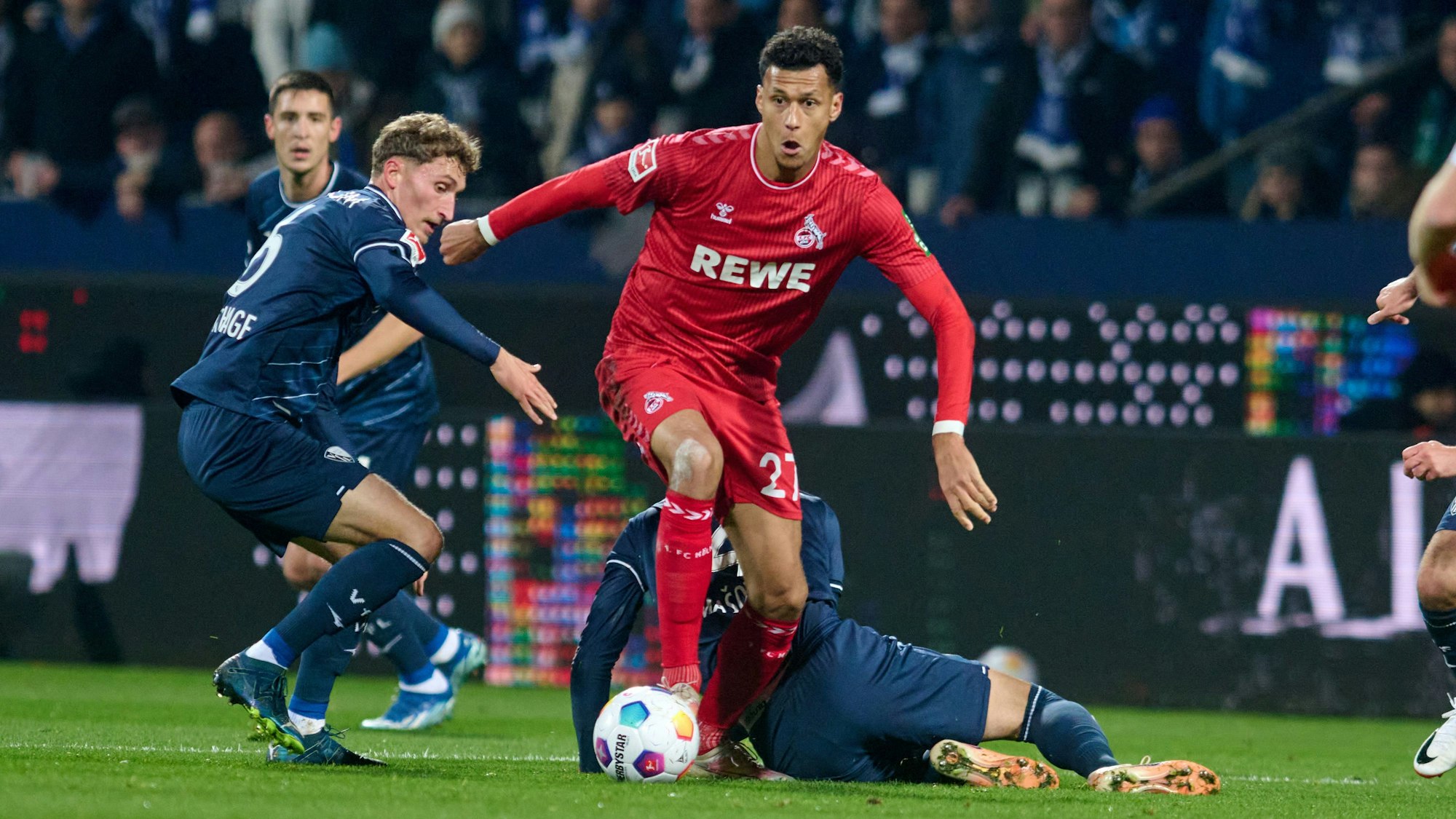 FC-Stürmer Davie Selke setzt sich gegen Bochums Patrick Osterhage durch. Selke erzielte auch das Tor zum 1:1-Ausgleich.