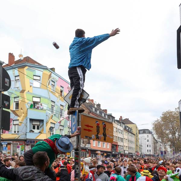 Menschenmassen auf der Zülpicher Straße am 11.11.2023.