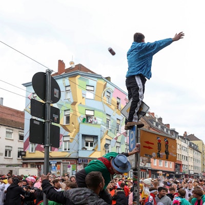 Menschenmassen auf der Zülpicher Straße am 11.11.2023.
