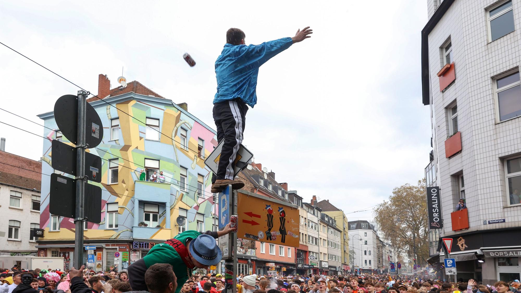 Menschenmassen auf der Zülpicher Straße am 11.11.2023.