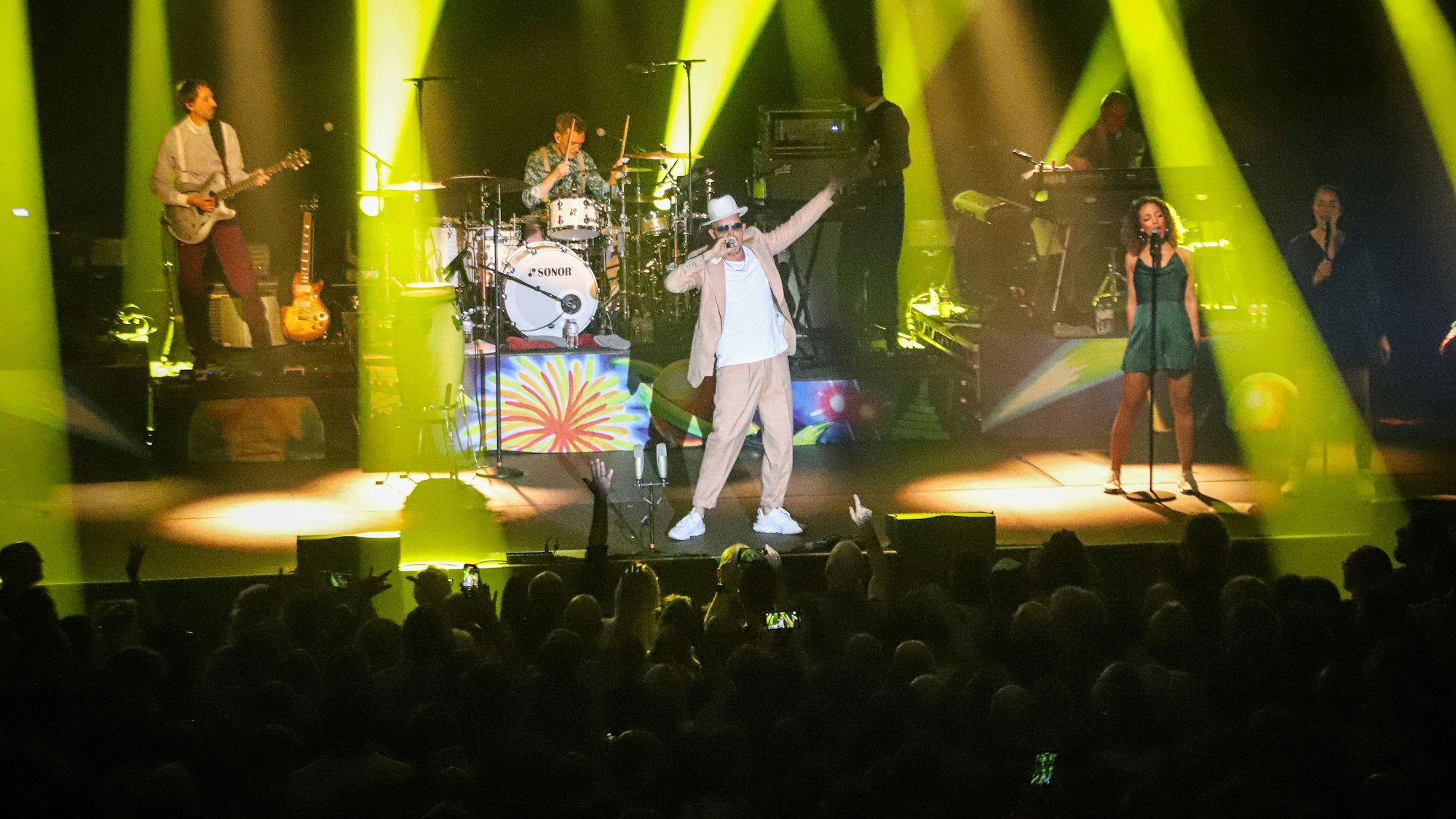 Jan Delay und seine Band auf der Bühne im Forum Leverkusen.