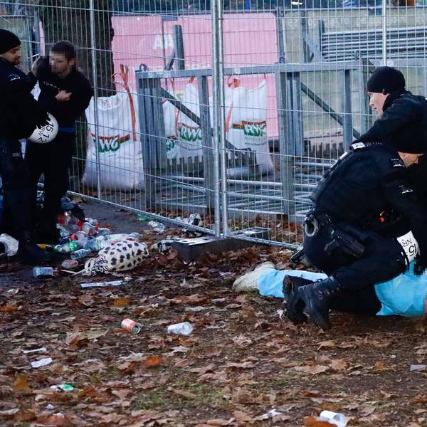 Polizeibeamte fixieren am Abend eine Person in der Nähe des Aachener Weihers auf dem Boden.