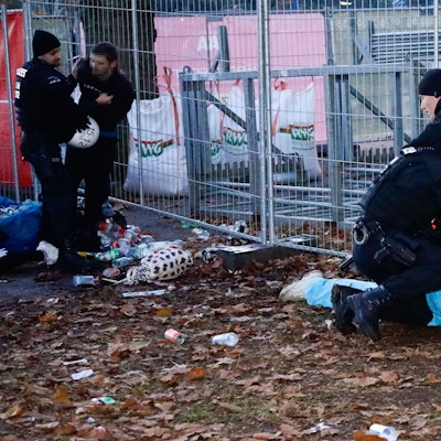 Polizeibeamte fixieren am Abend eine Person in der Nähe des Aachener Weihers auf dem Boden.