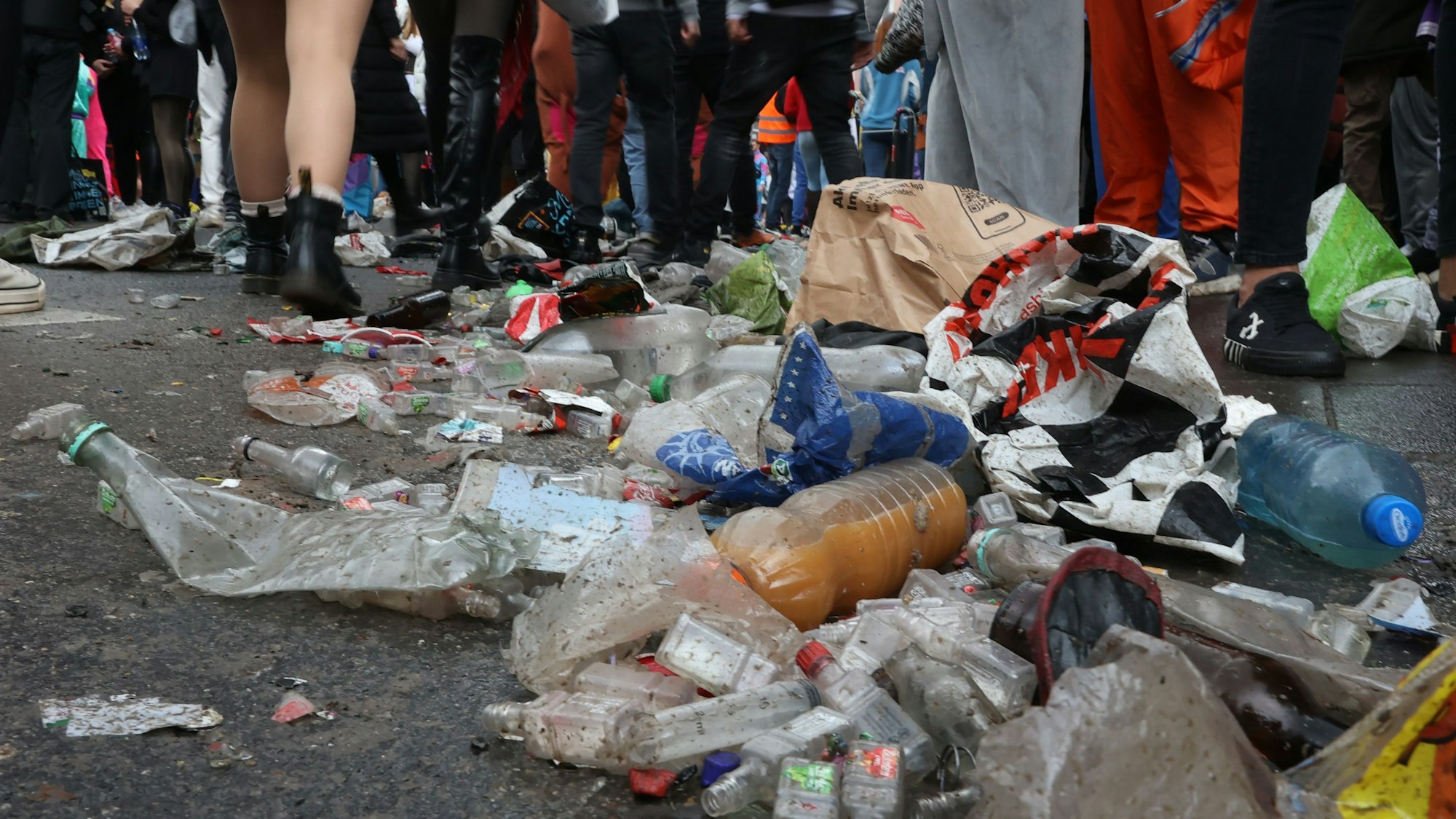 Müllberg am 11.11  auf der Zülpicher Straße