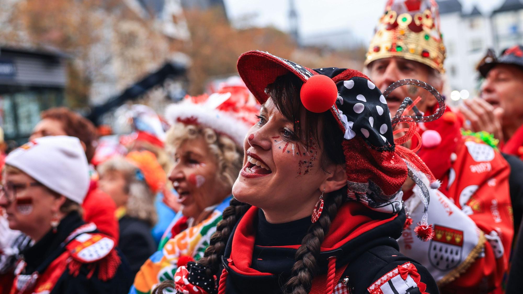 Karnevalisten feiern Karneval in Köln.