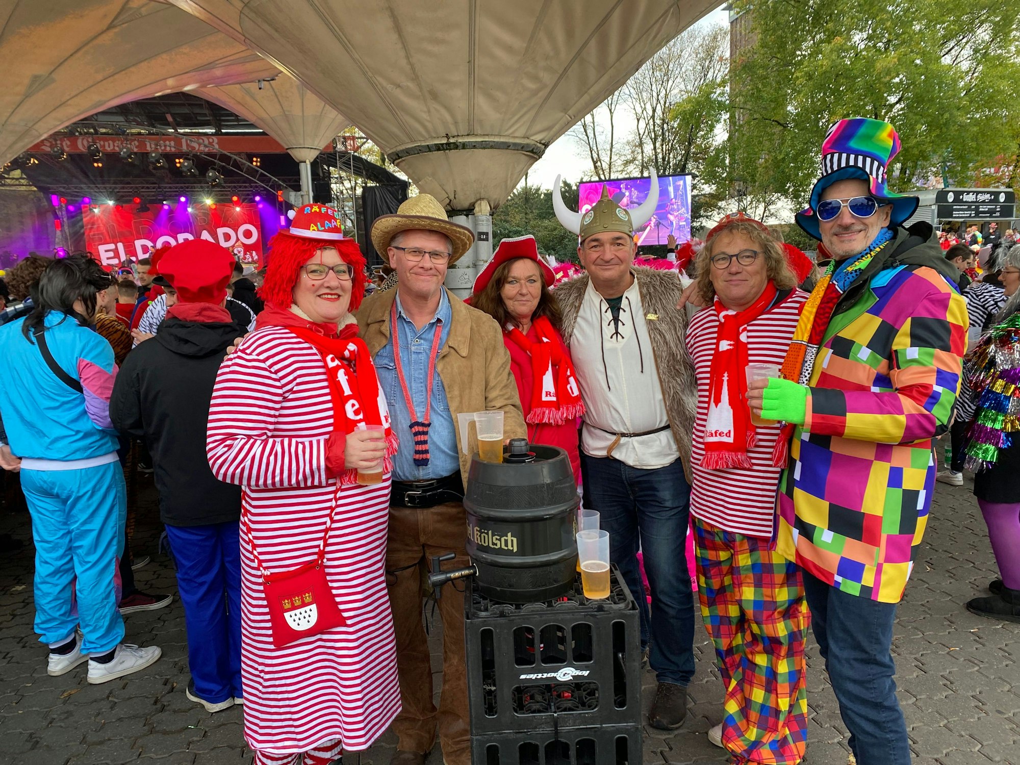 Feiernde am Tanzbrunnen