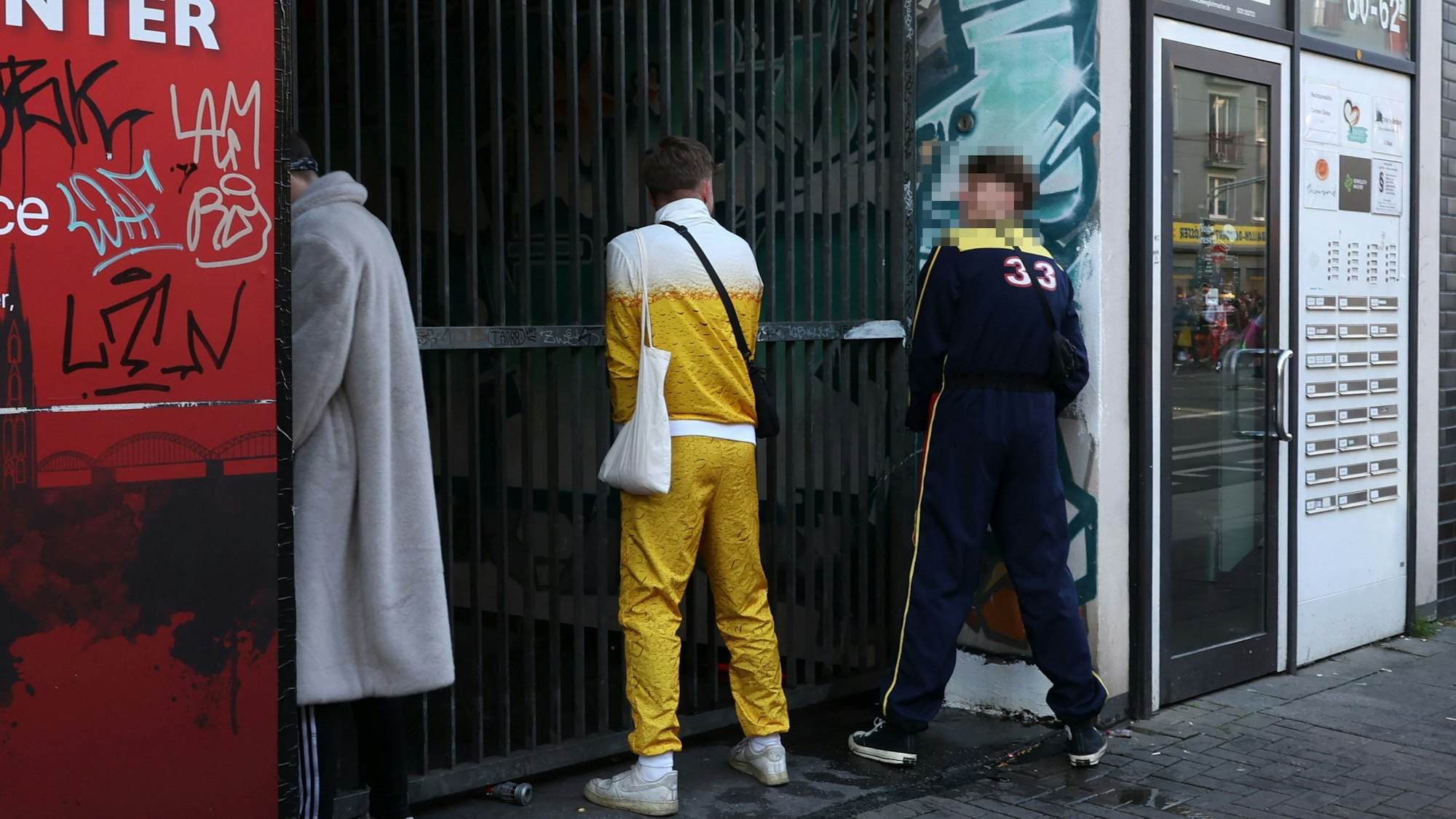 11.11.2023 Köln: Jecke als Wildpinkler am 11.11 Karnevalsauftakt Foto: Martina Goyert