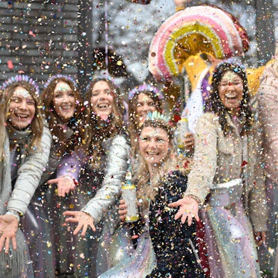 Konfetti-Regen zum Start in die aktuelle Karnevalssession.