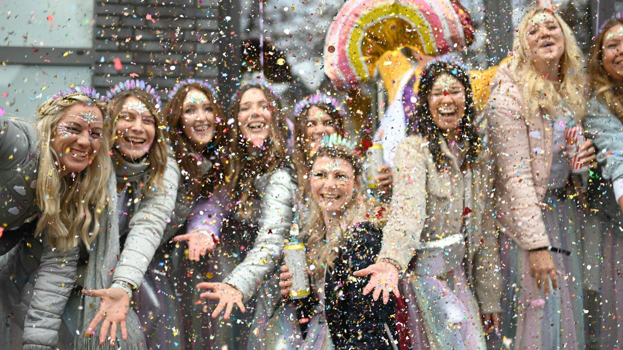 Jecke beim Kölner Rosenmontagszug.