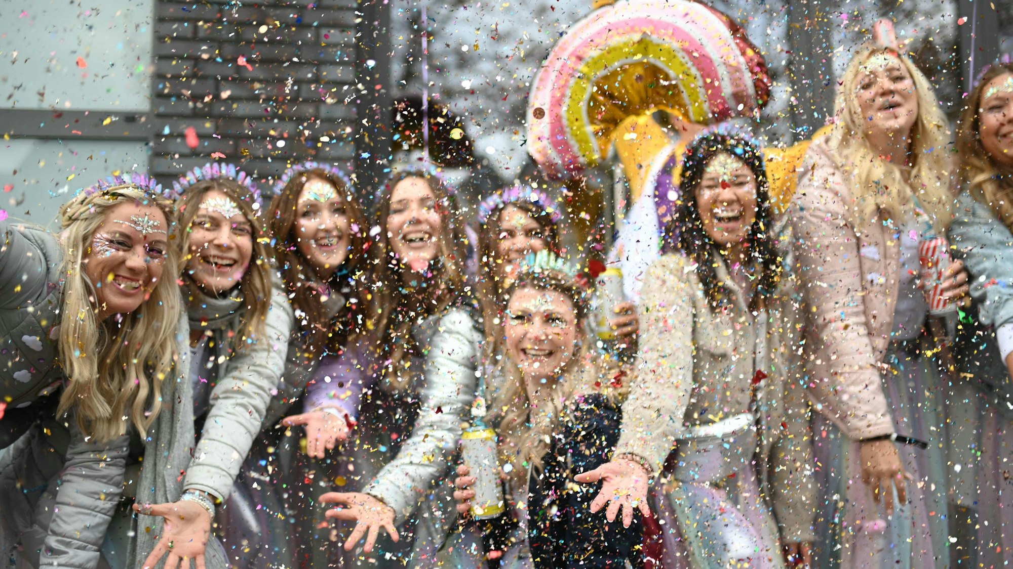 Konfetti-Regen zum Start in die aktuelle Karnevalssession.