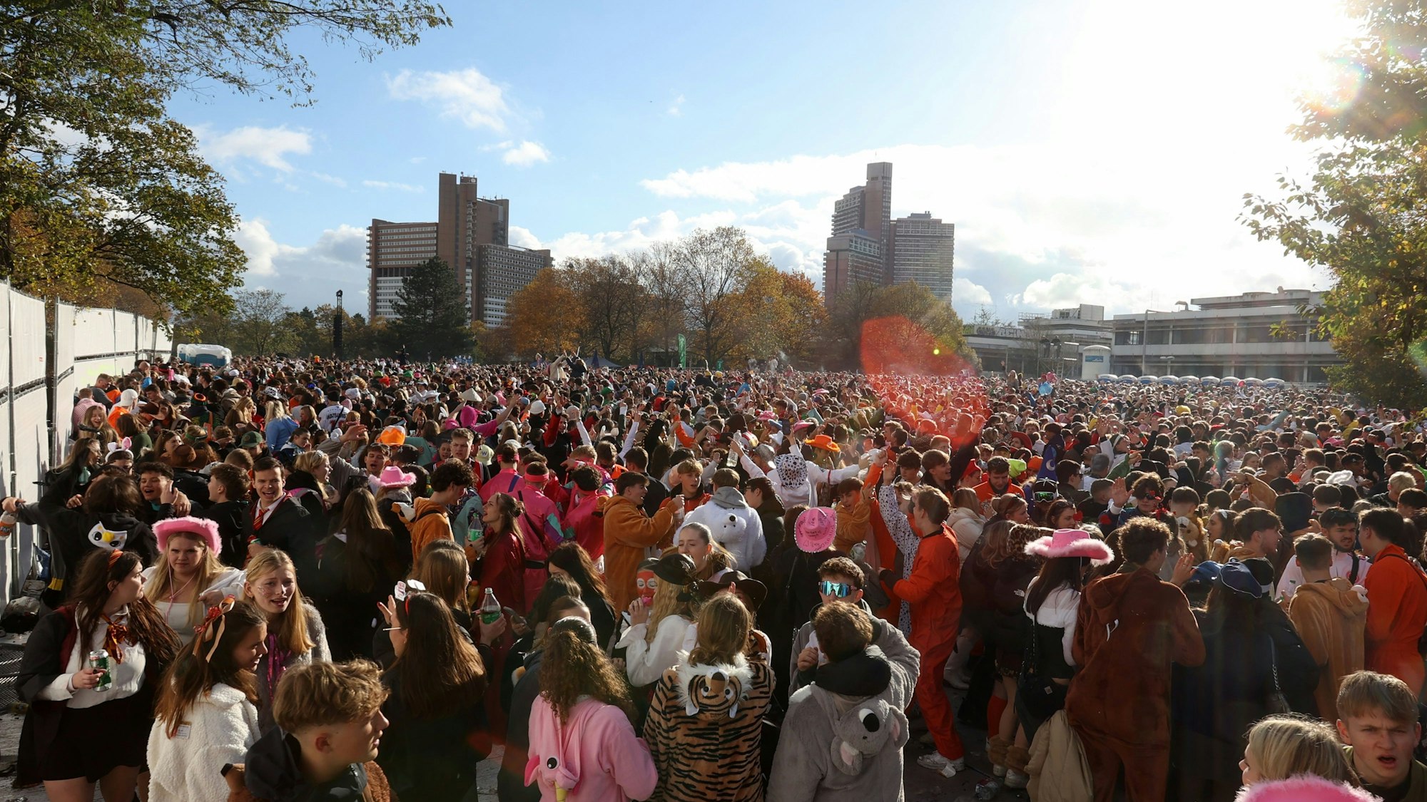 11.11.2023
Köln:
11.11 - Sessionsauftakt Kölner Karneval
Uniwiese als Ausweichsfläche
Foto: Martina Goyert