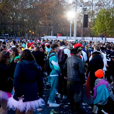 11.11.2023,Köln:Situation auf der Uni-Wiese/Ausweichfläche gegen 17:30.Foto:Dirk Borm