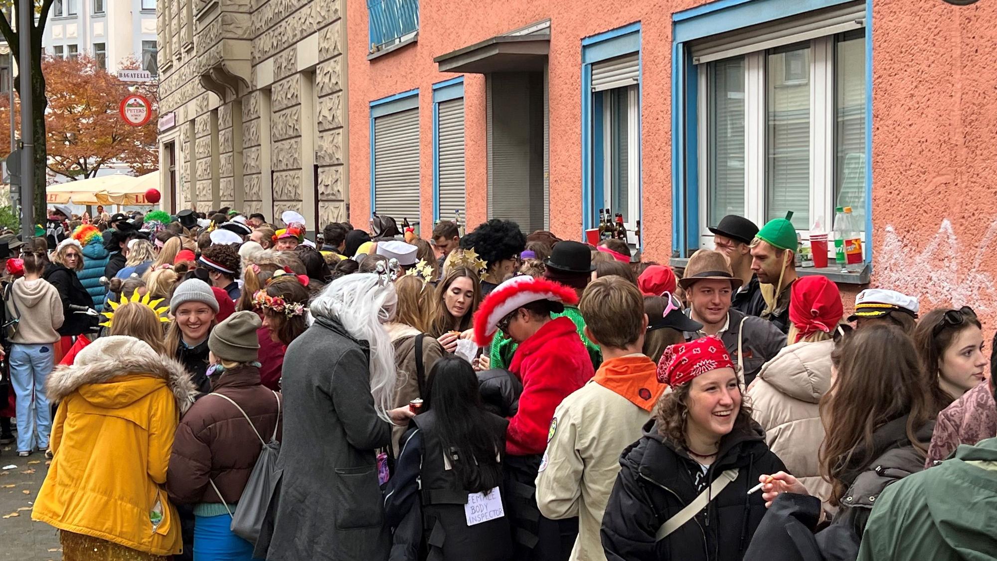 Schlange zur Bagatelle in der Südstadt