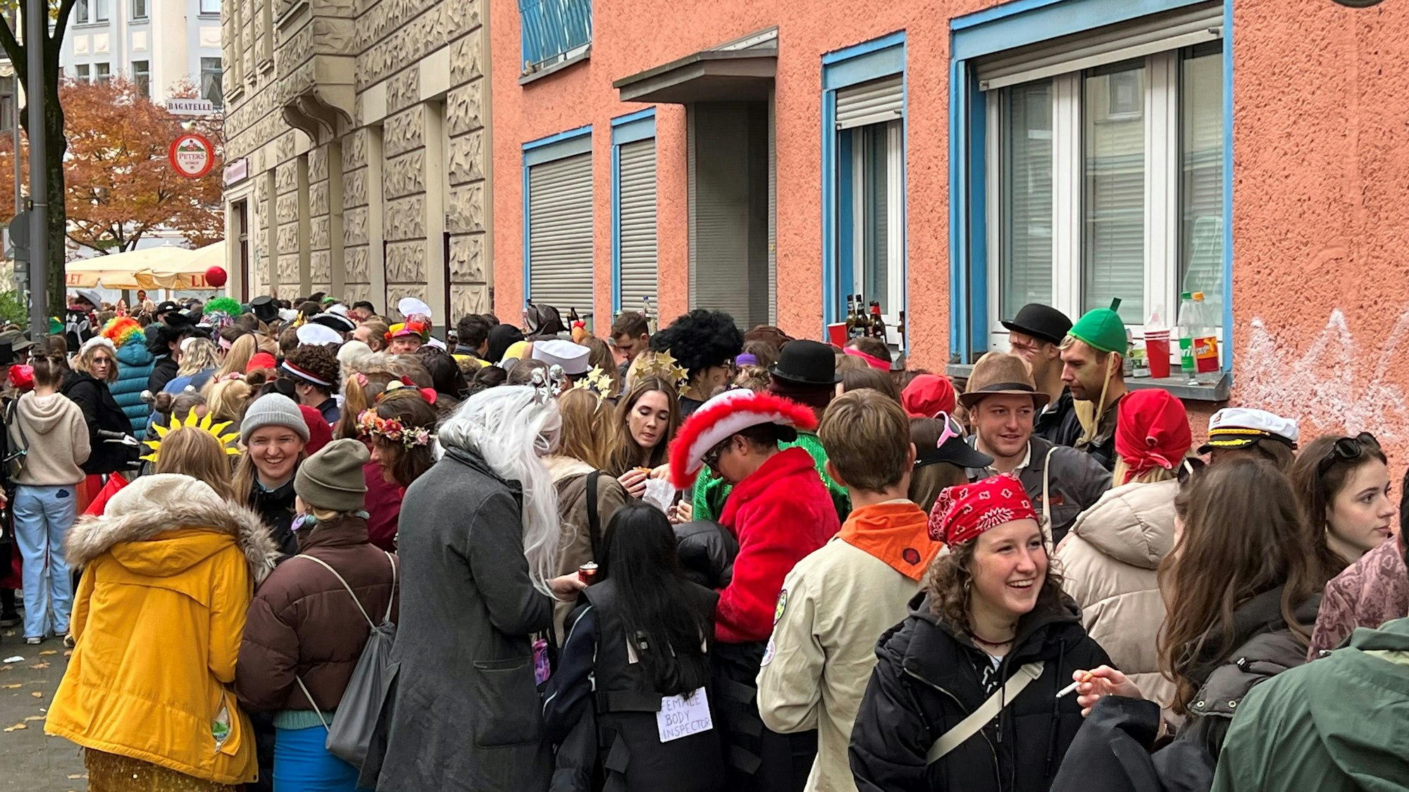 Schlange zur Bagatelle in der Südstadt