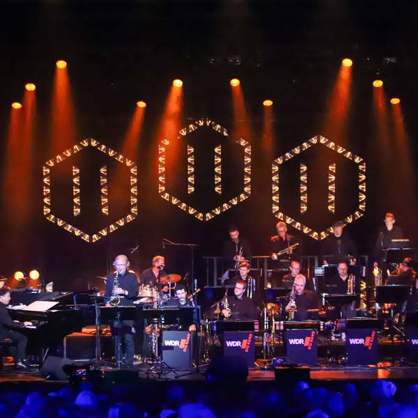 Makoto Ozone (links am Flügel) spielte mit der WDR-Big-Band im Erholungshaus.