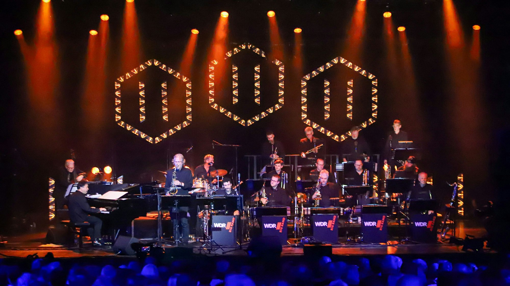 Makoto Ozone (links am Flügel) spielte mit der WDR-Big-Band im Erholungshaus.