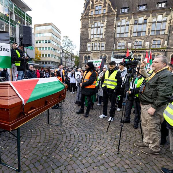 Kundgebung in Wuppertal: Auf der Pro-Palästina-Demo wird ein Sarg mit einer Palästina-Flagge vor der Redner-Bühne gezeigt.