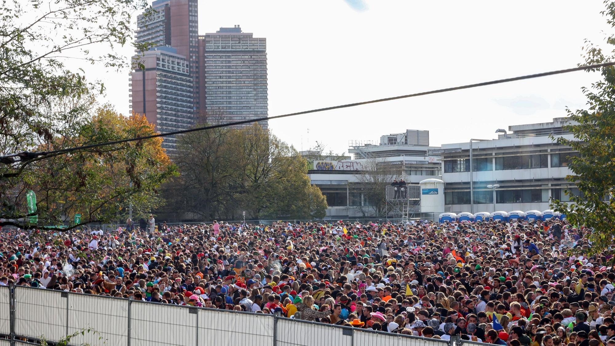 Der Sessionsauftakt auf der Uniwiese am 11.11.2023