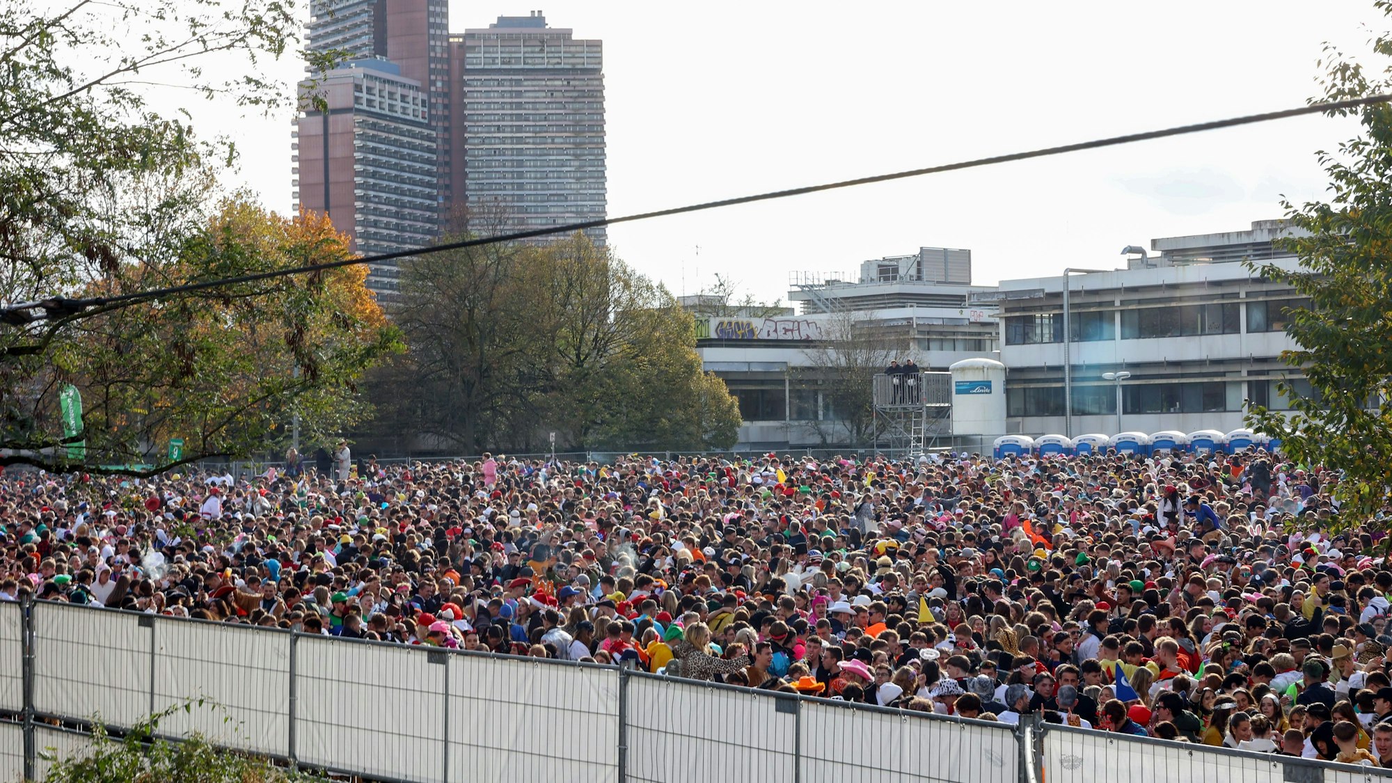 Tausende Feiernde stehen dicht gedrängt auf der umzäunten Uni-Wiese