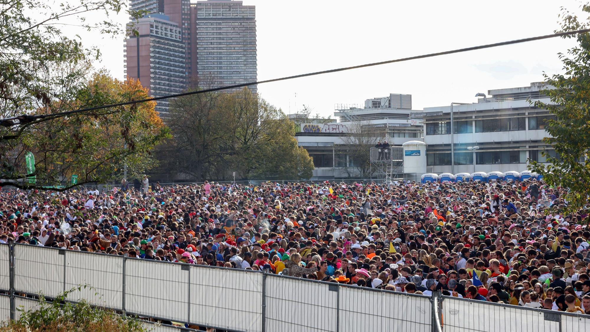Menschenmassen feiern den 11.11. auf der Uniwiese.