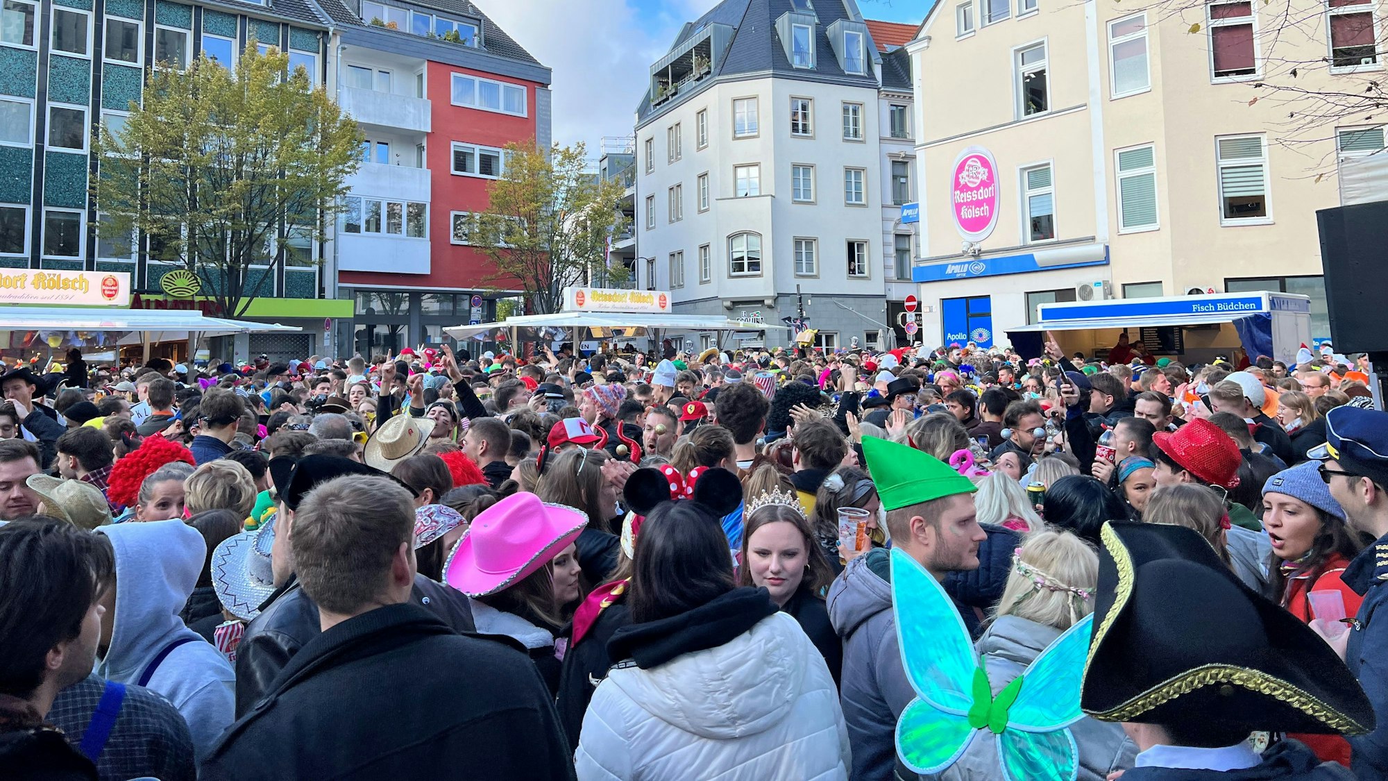 Der Severinskirchplatz war um die Mittagszeit prall gefüllt. Viele bevorzugten das feiern auf der Straße unter blauem Himmel.