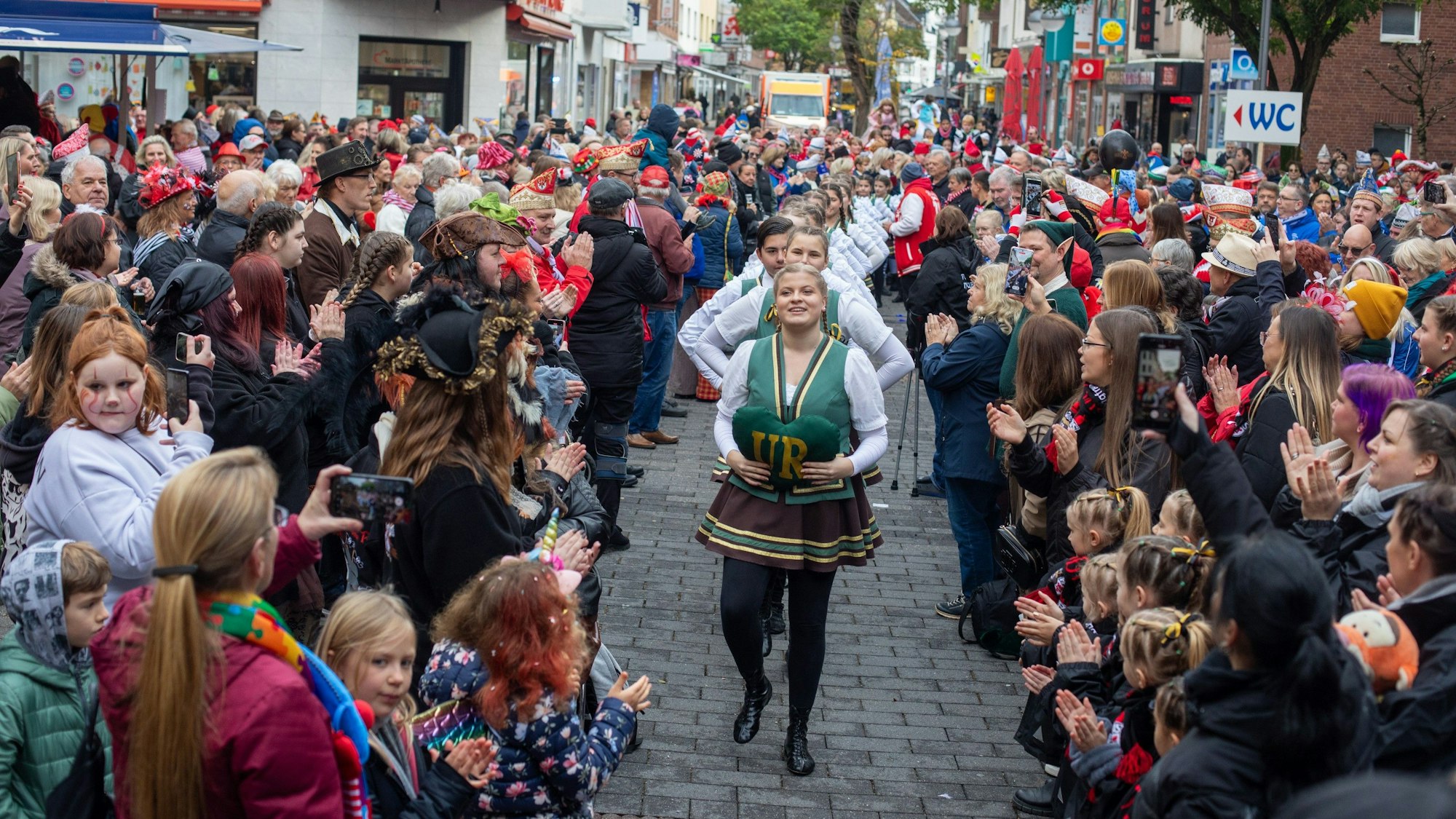 Karnevalisten stehen in einer Reihe.